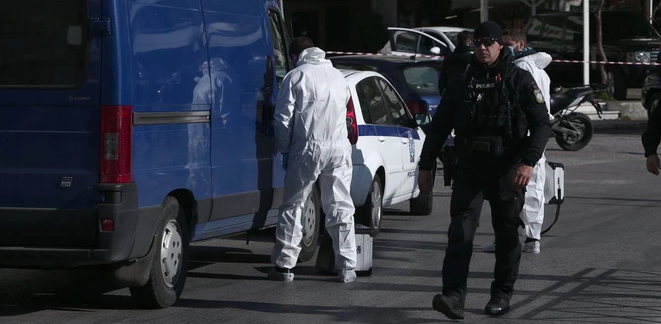 Εξάρχεια: Εφοδος της Αντιτρομοκρατικής σε διαμέρισμα – Τρεις προσαγωγές